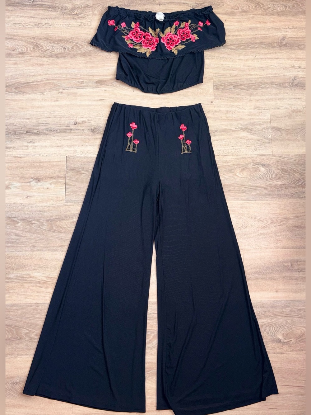 2pc Mesh Floral Embroidered Off-Shoulder Crop Top and Pants Set. Size Large.